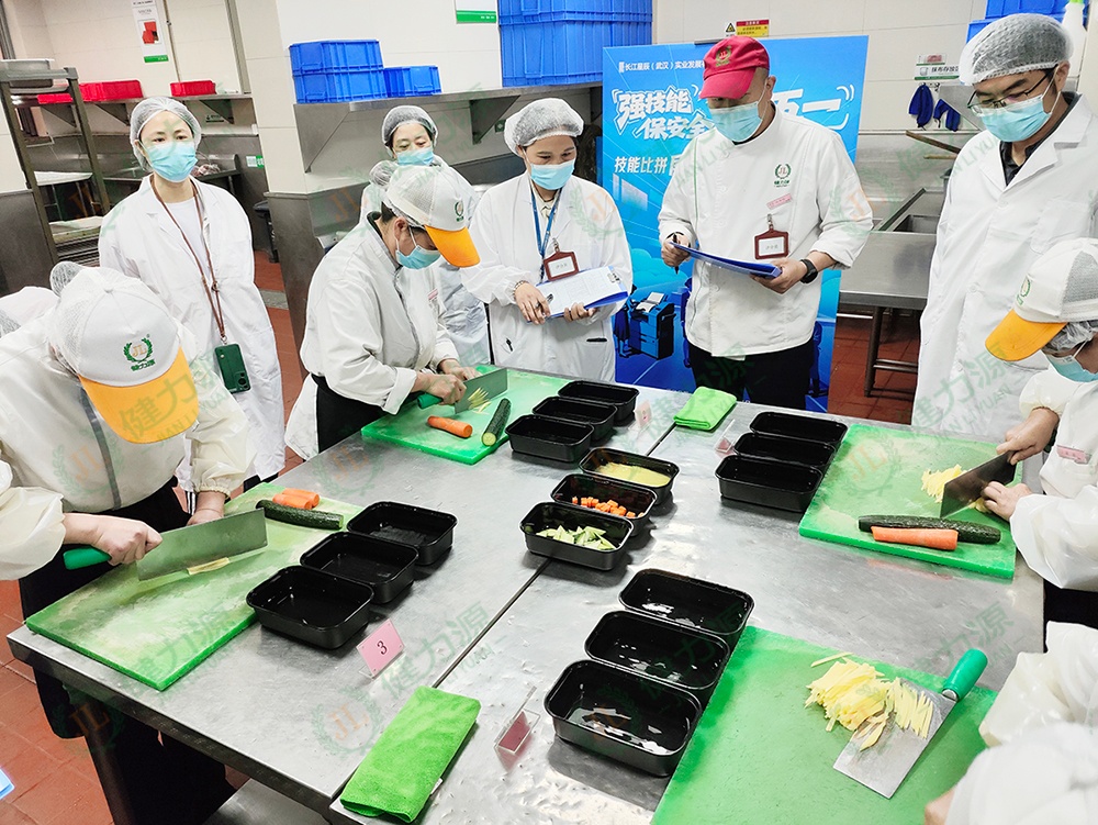 切配组参赛人员正在比拼 (1).jpg