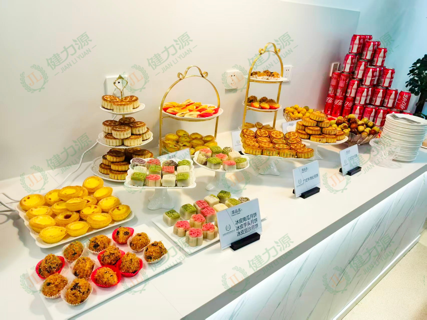 摆满月饼的中秋活动展台.jpg