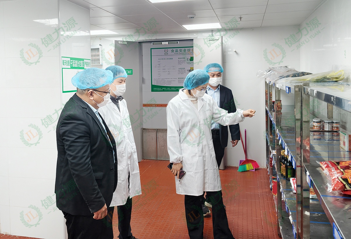 南部大区总经理吕海红在餐厅现场检查 (1).jpg