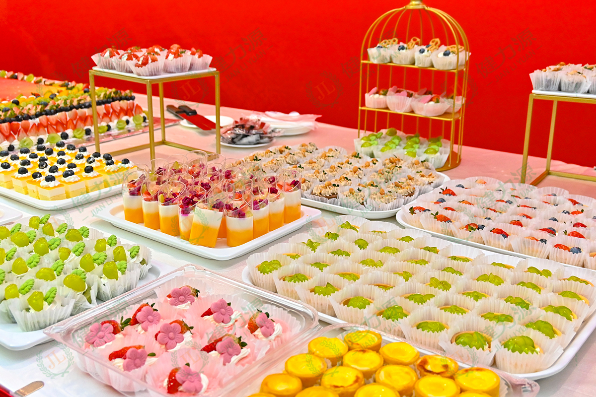 餐厅准备了多样的甜食.jpg