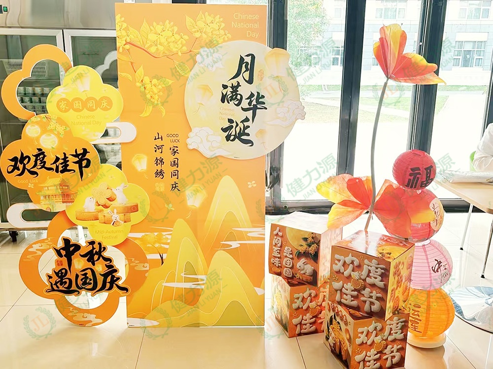 餐厅精心进行节日布置 (1).jpg