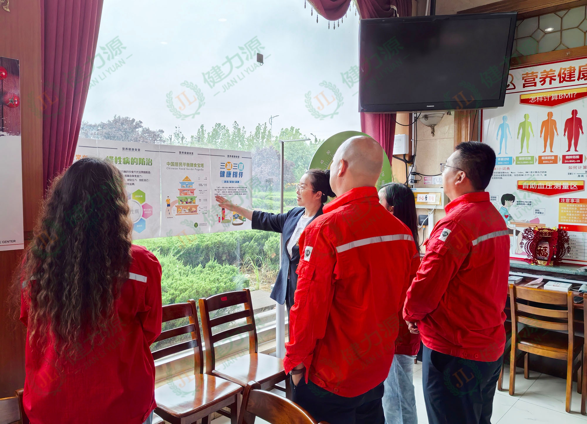 东营某餐厅,顾客在营养健康角学习平衡膳食 (1).jpg