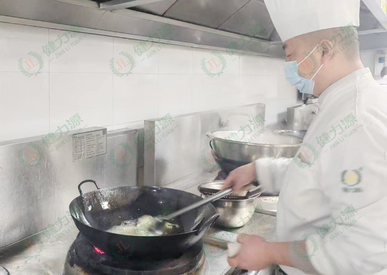 成都某部队餐厅 连续多年守岗的餐厅经理胡李周 (1).jpg