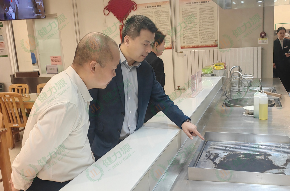 北京大区总经理张成龙、集团体系安全总监谢水甫在餐厅现场检查 (1).jpg