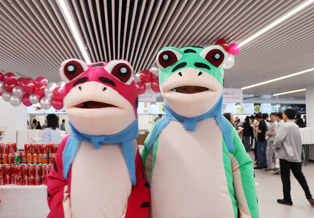 逗趣人偶参与餐厅开业互动.jpg