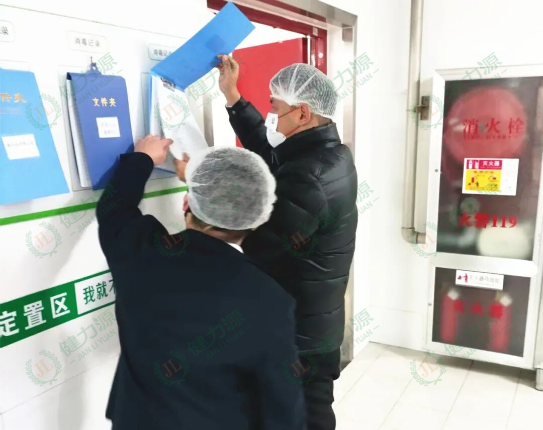 体系安全工作人员在餐厅现场检查 (1).jpg