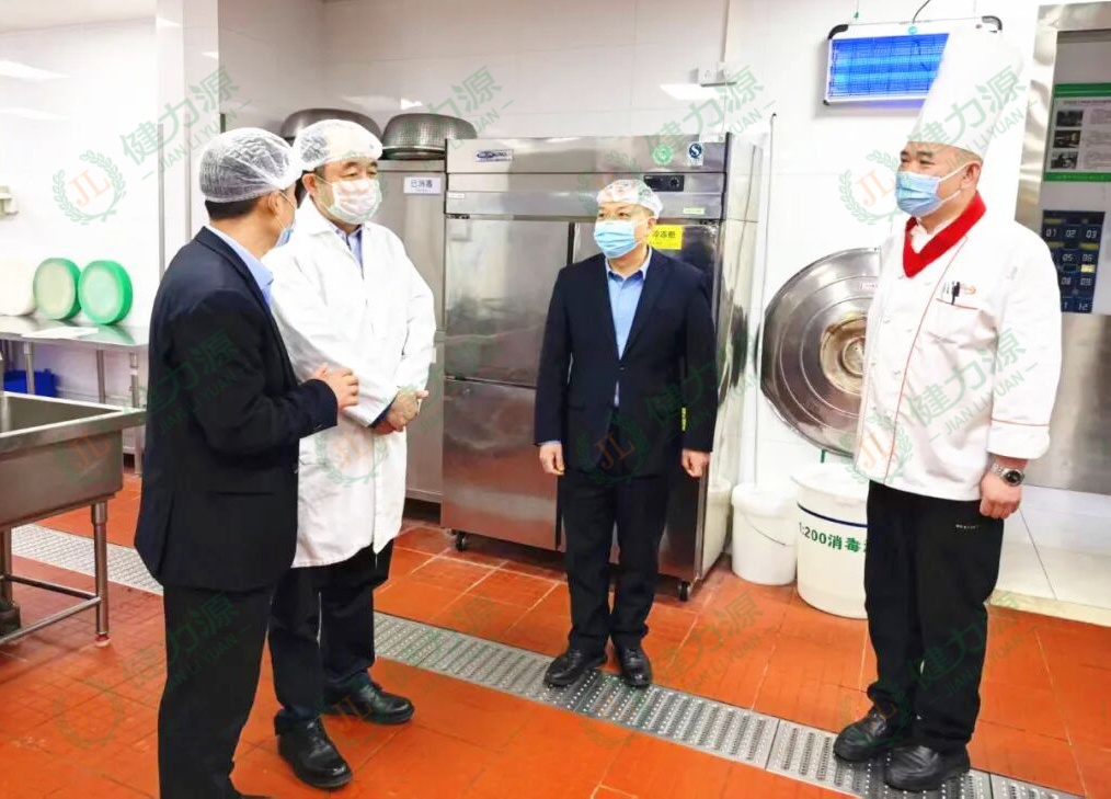 荐世新董事长在餐厅现场检查工作 (1).jpg