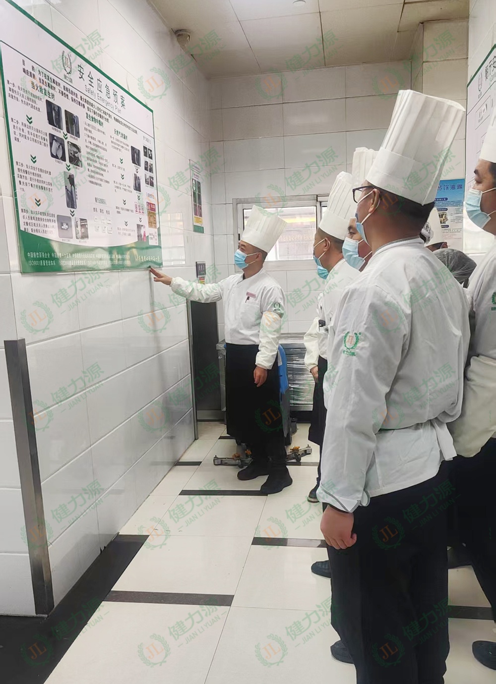 健力源某餐厅员工讲解安全应急预案 (1).jpg