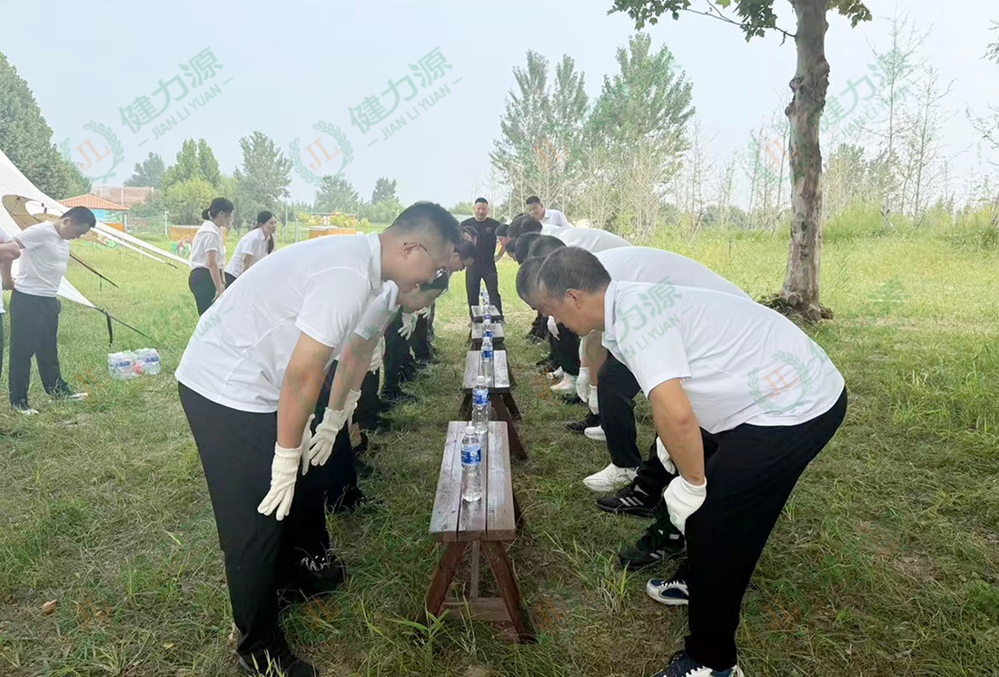 同事们参加&rdquo;眼疾手快&ldquo;破冰游戏 (1).jpg