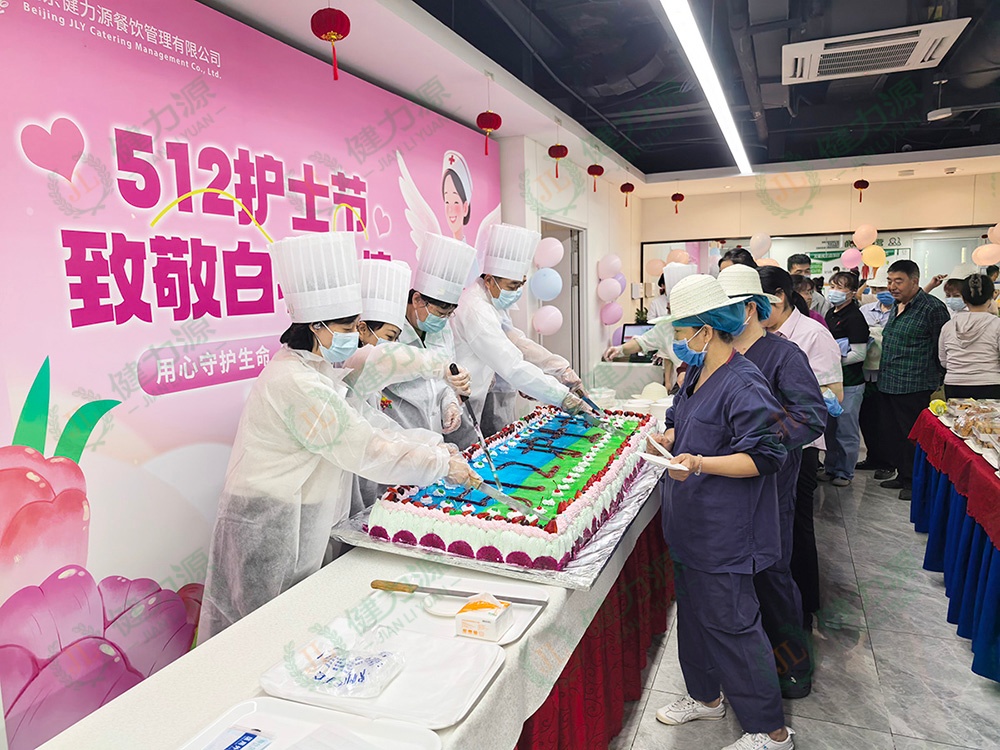 医院领导为医护人员分发大蛋糕 (1).jpg