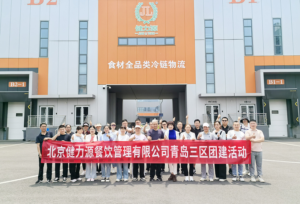同事们参观供应链基地并合影.jpg