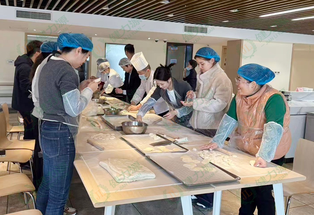 顾客包饺子2 (1).jpg