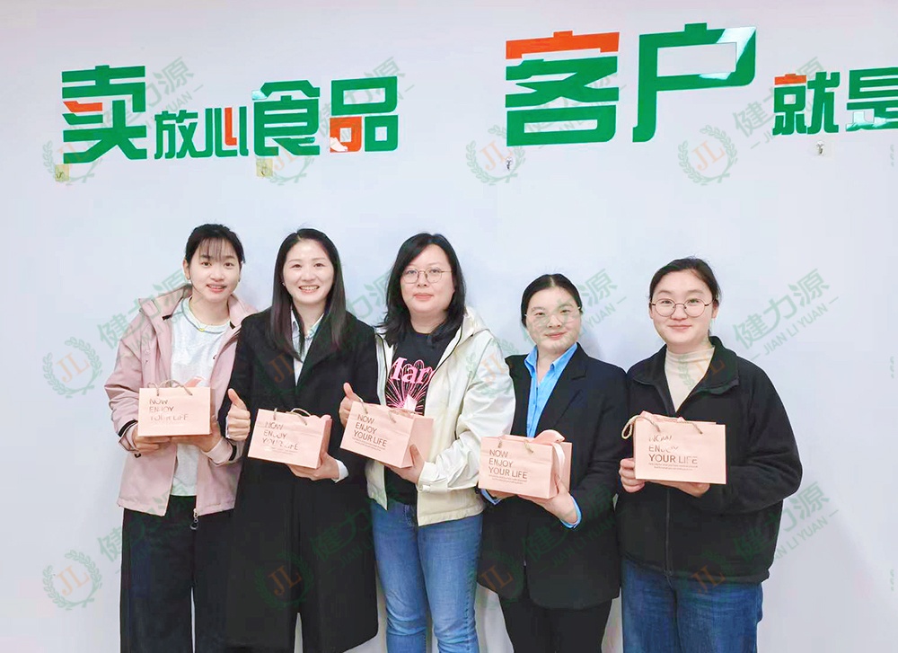 重庆大区职能部门妇女节合影 (1).jpg