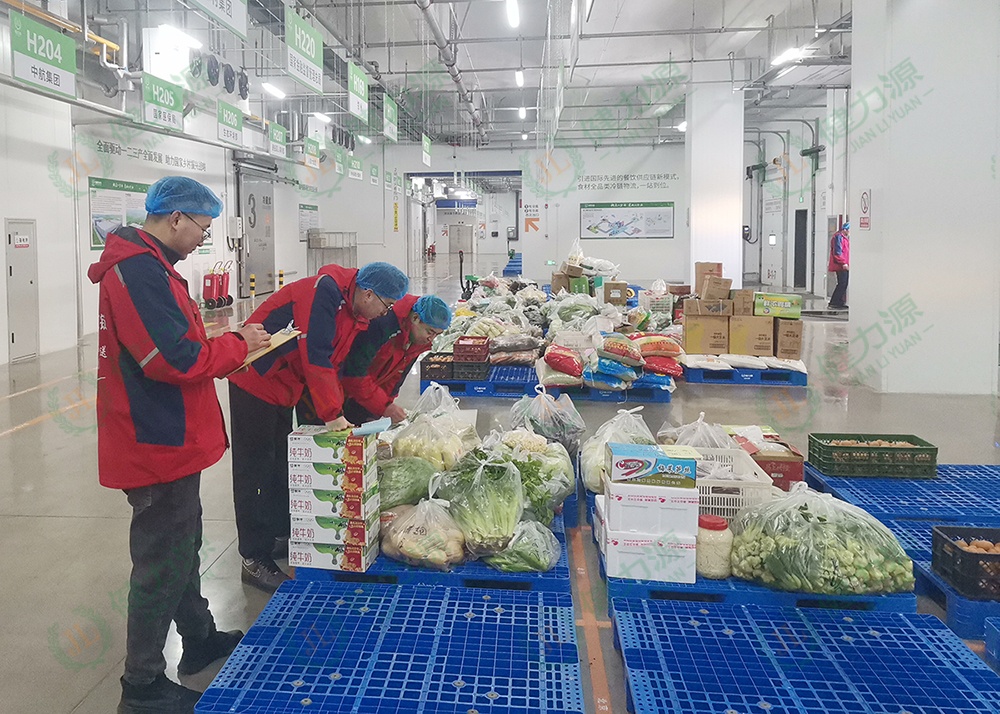 大年初一，青岛供应链基地守岗员工正在工作 (1).jpg