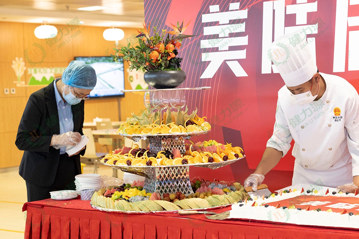 餐厅工作人员正在布置蛋糕与水果塔 (1).jpg