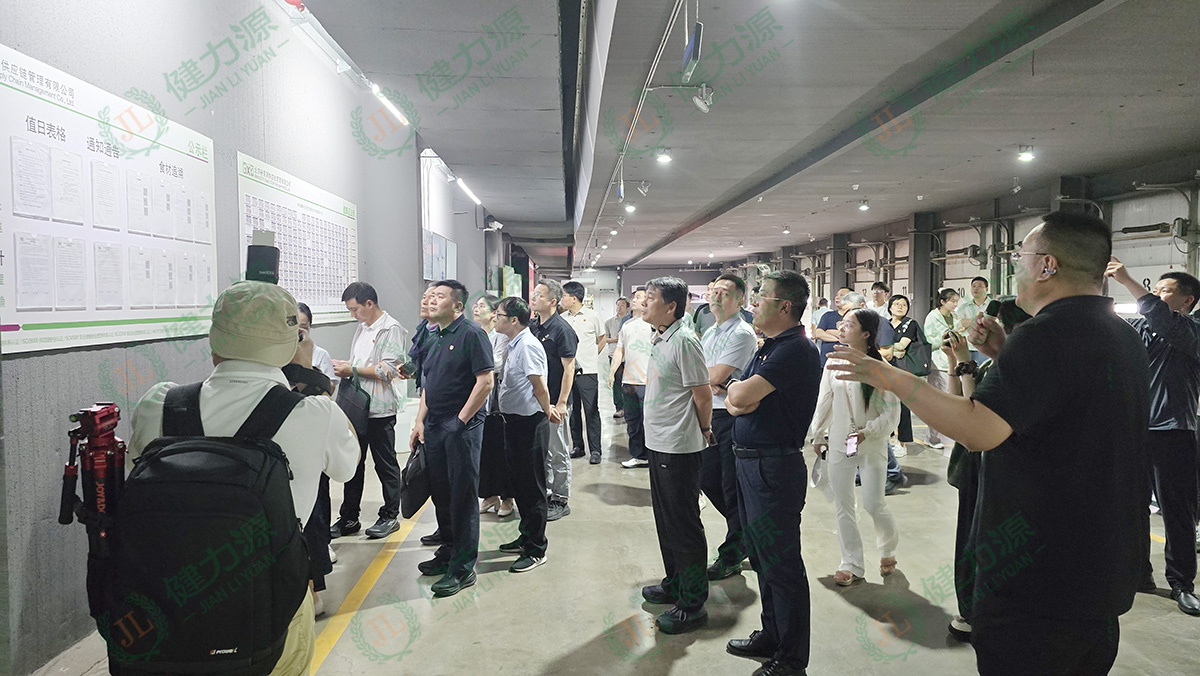 参观仓库.jpg
