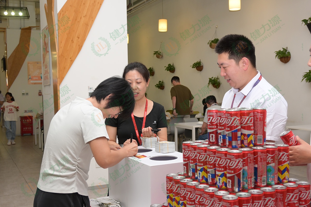 顾客积极参与竞猜活动 (1).jpg