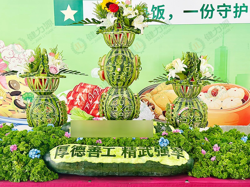 餐厅制作的精致瓜雕 (1).jpg
