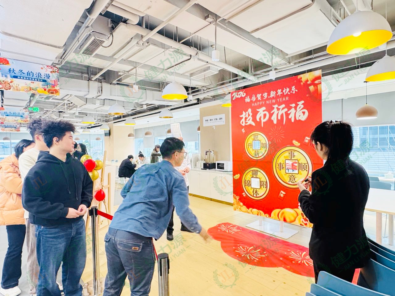 顾客参与“投币祈福”小游戏 (1).jpg