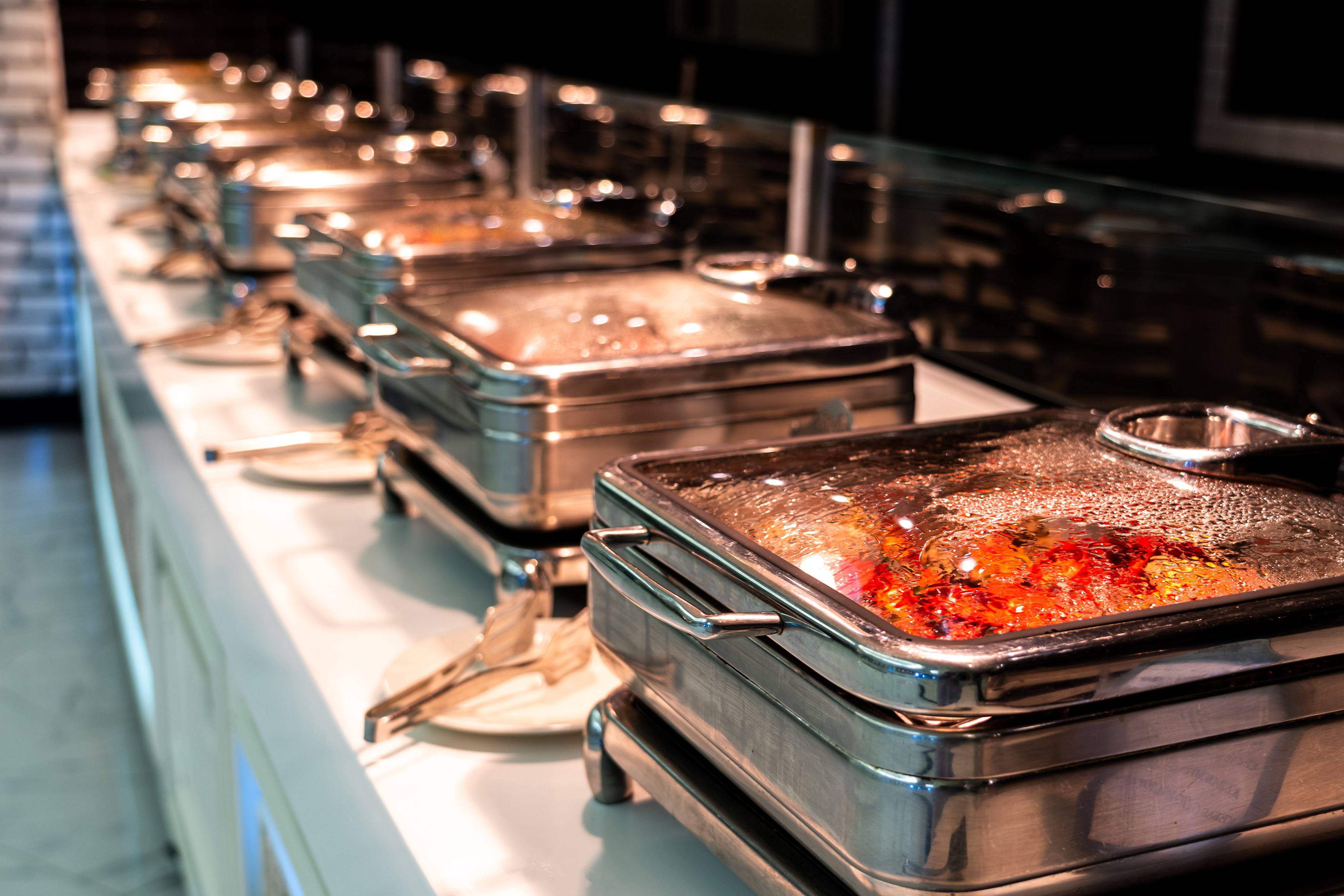 摄图网_327570914_餐饮伙食食品 加热盘托盘 准备在旅馆餐厅服务盘子宴会食物厨房酒吧多样性派对酒店小吃台面（企业商用）.jpg