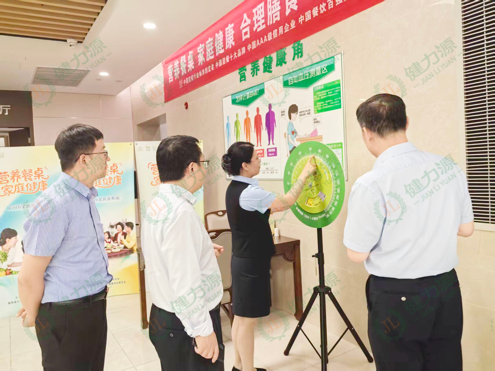 济南某餐厅员工正在为顾客科普营养健康知识 (1).jpg