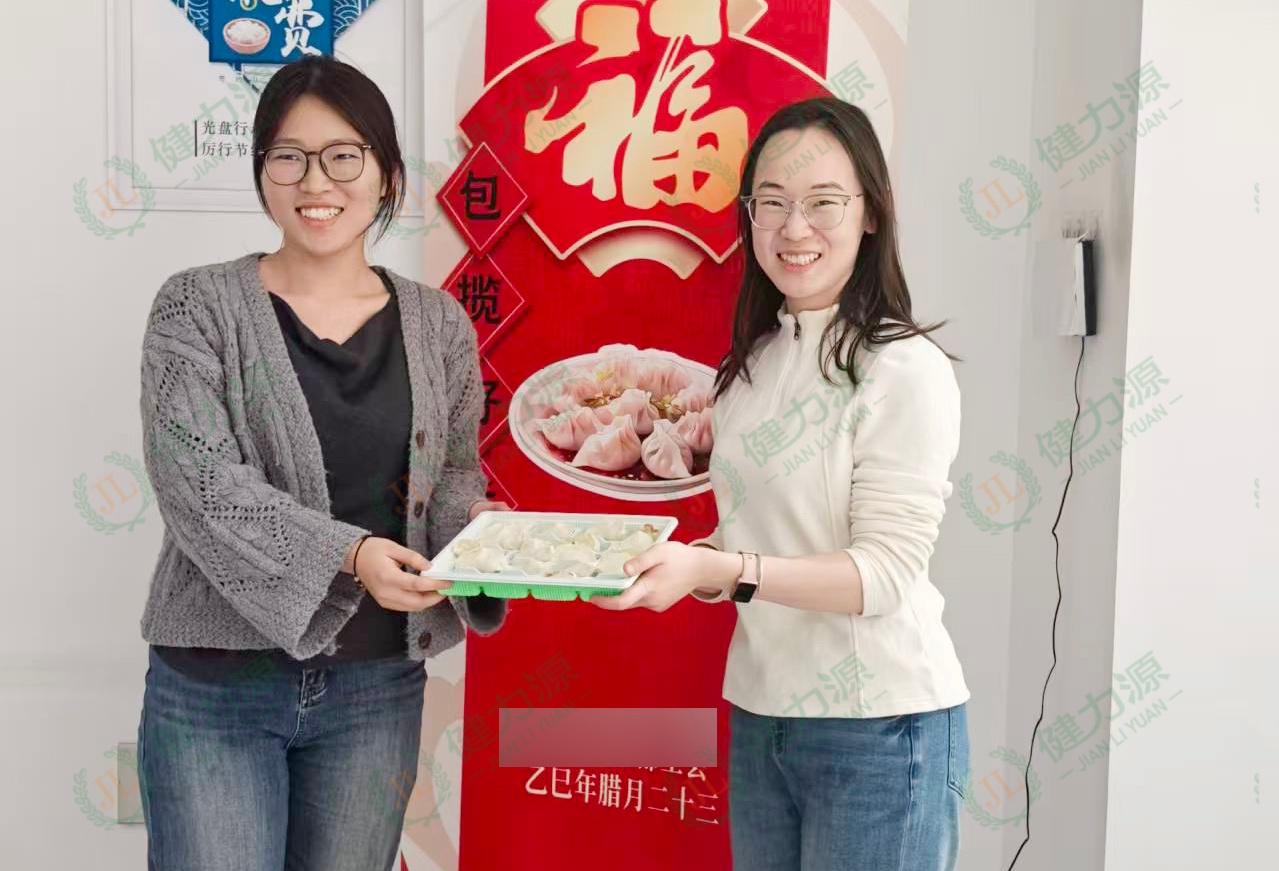 顾客展示包好的饺子 (1).jpg