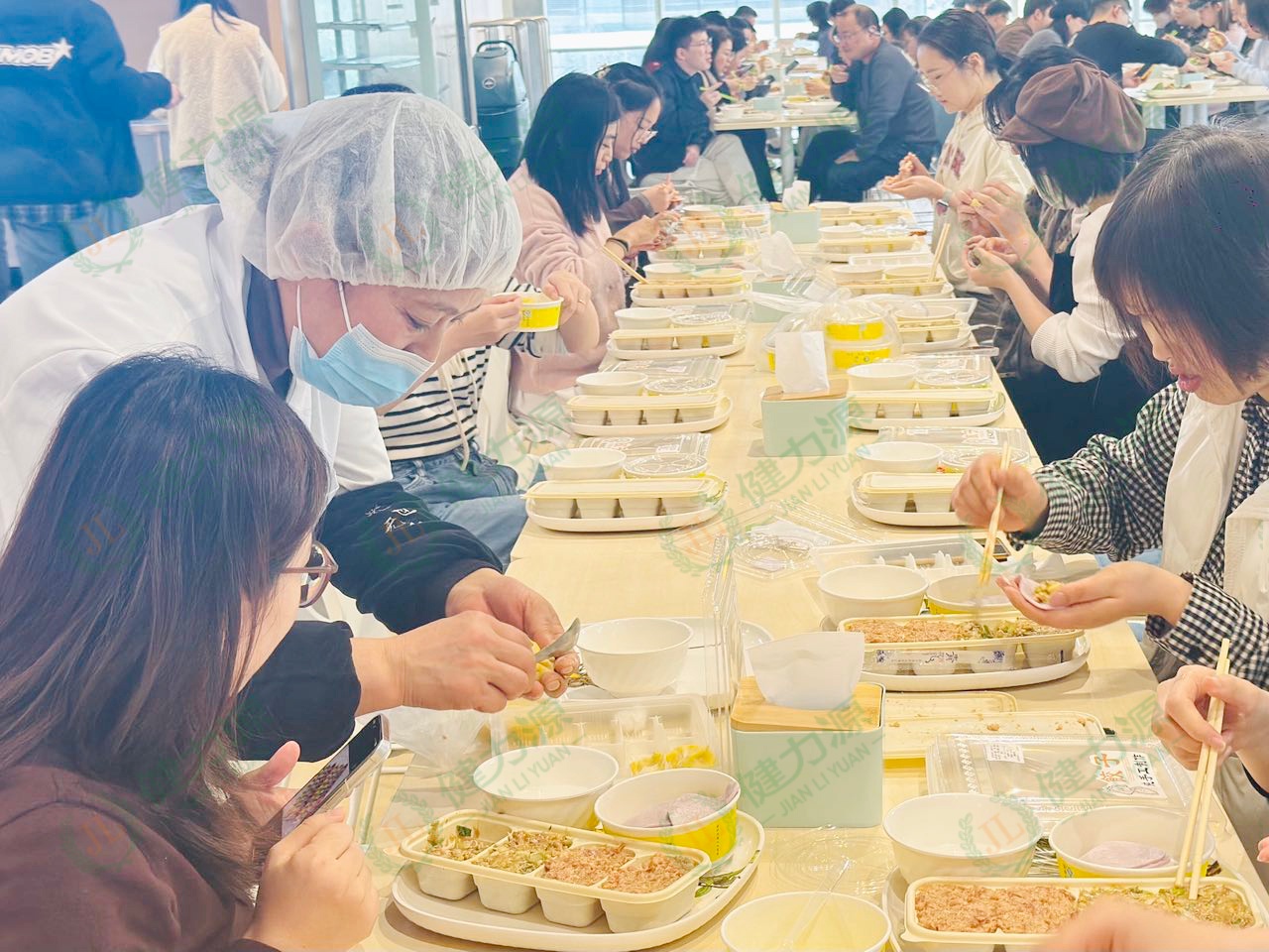 顾客们参与包饺子活动 (1).jpg