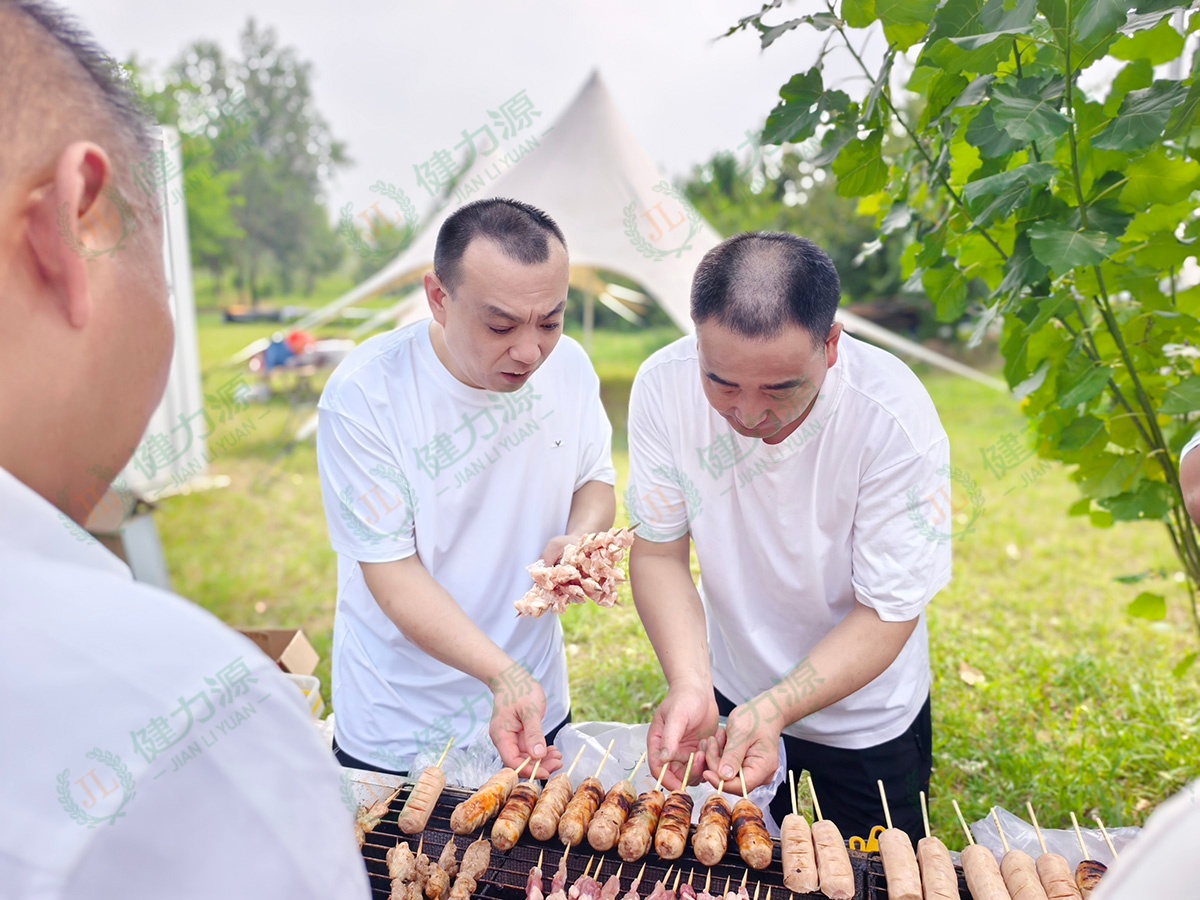 自助午餐环节，大家一起制作美食 (1).jpg