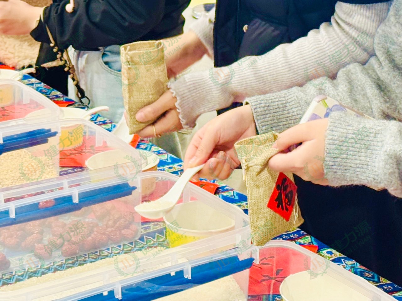 顾客们正在DIY腊八粥原料 (1).jpg