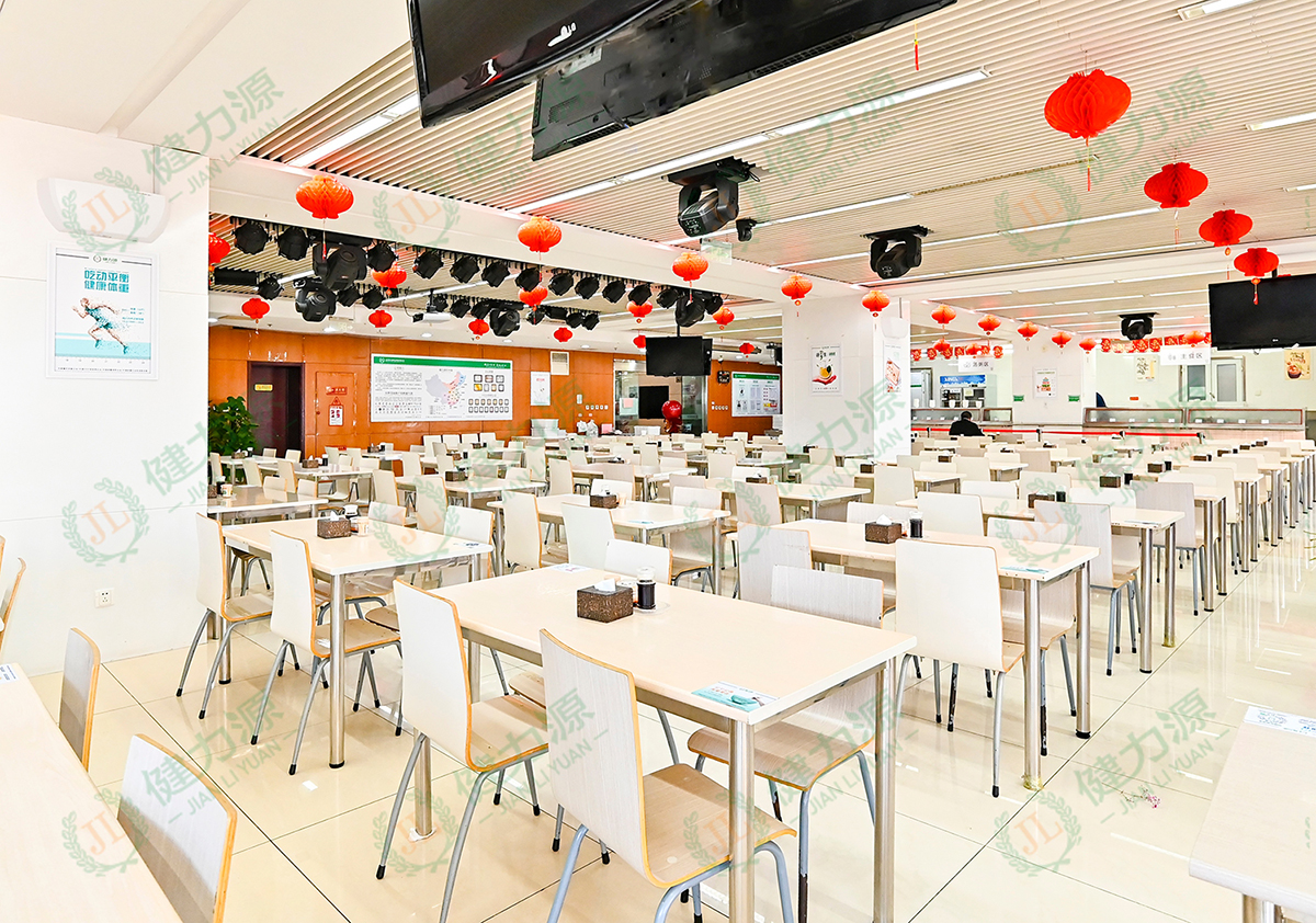 红色灯笼装点 新餐厅喜庆洋洋.jpg