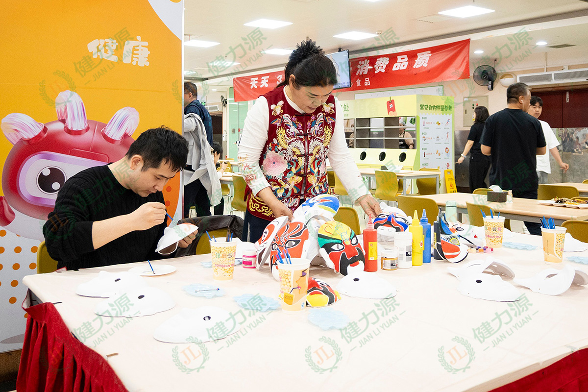 顾客正在画脸谱 (1).jpg