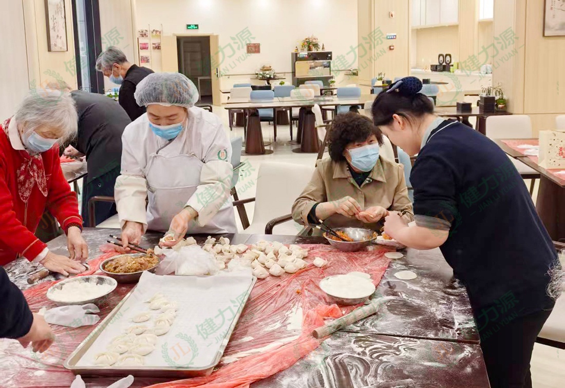 青岛7区某养老院餐厅 员工和老人们正在包水饺 (1).jpg