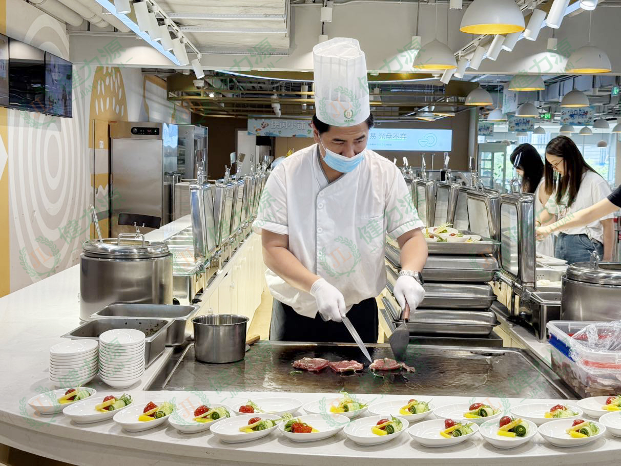 厨师正在现场制作.jpg