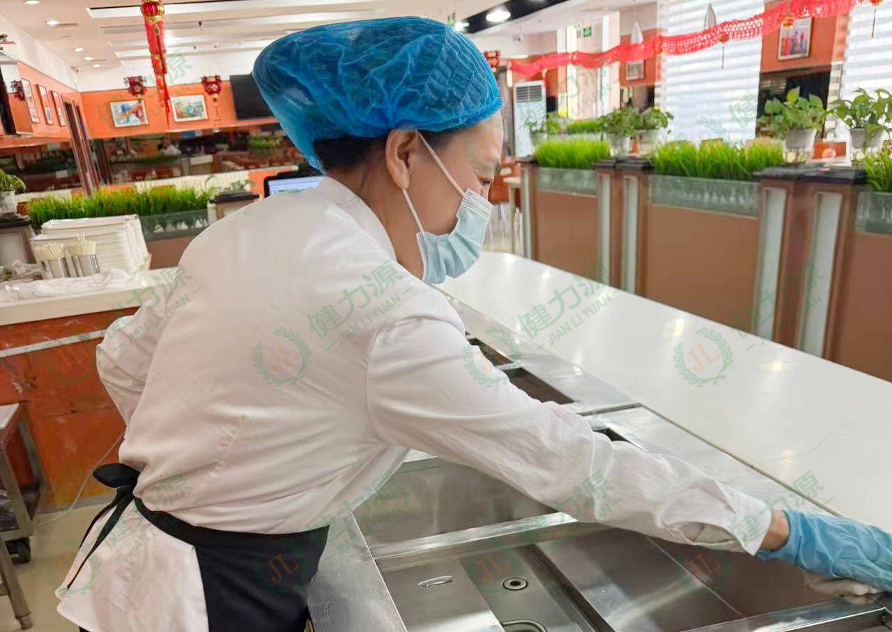 某供电公司餐厅服务人员王爱平 连续10年除夕在岗 (1).jpg