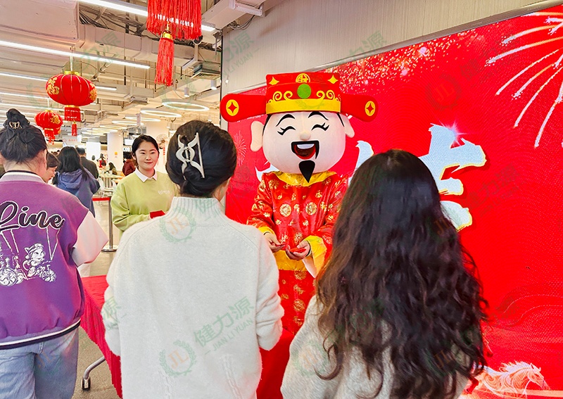 &ldquo;财神爷&rdquo;与顾客惊喜互动 (1).jpg