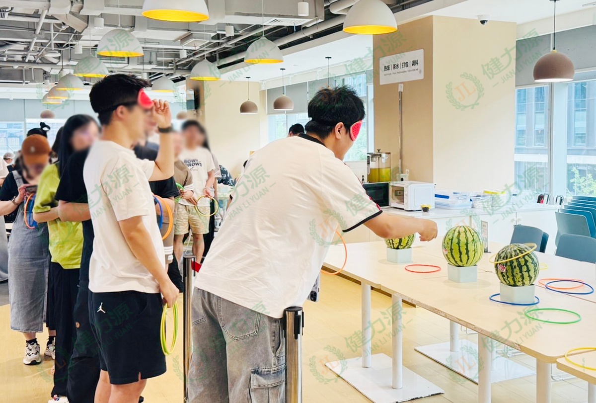 活动现场大家正在蒙眼套西瓜 (1).jpg
