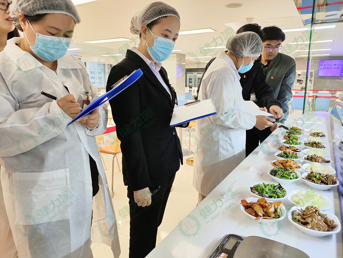 评委现场为打餐组打分 (1).jpg
