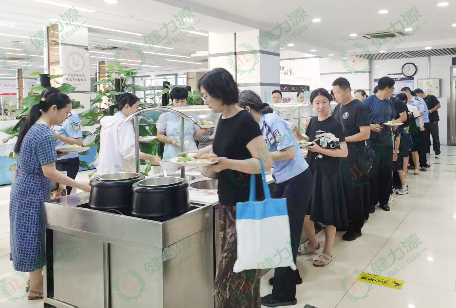 山东某监狱餐厅 顾客们正在排队取餐.jpg