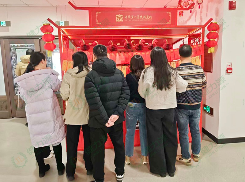 顾客热情参与猜灯谜1 (1).jpg