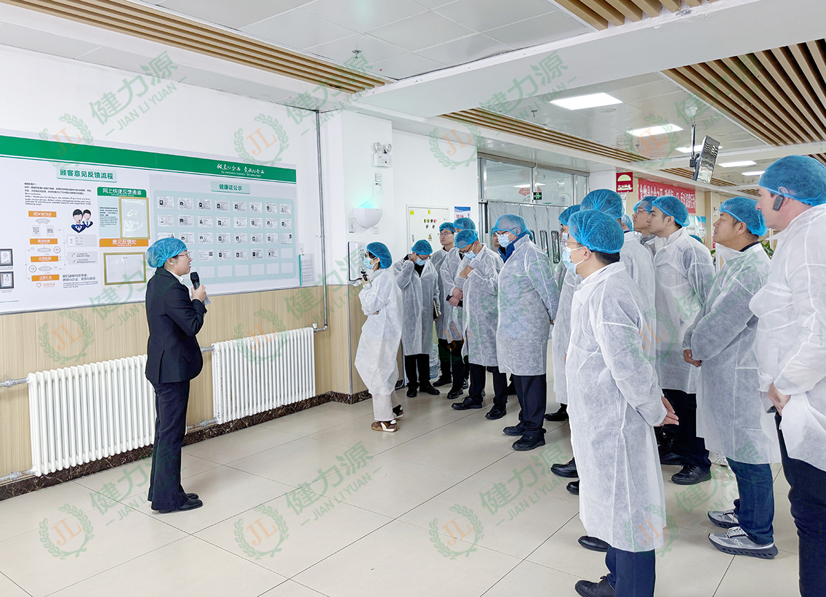 在大厅统一展示健康证 讲解晨检及外来人员来访相关管理制度.jpg