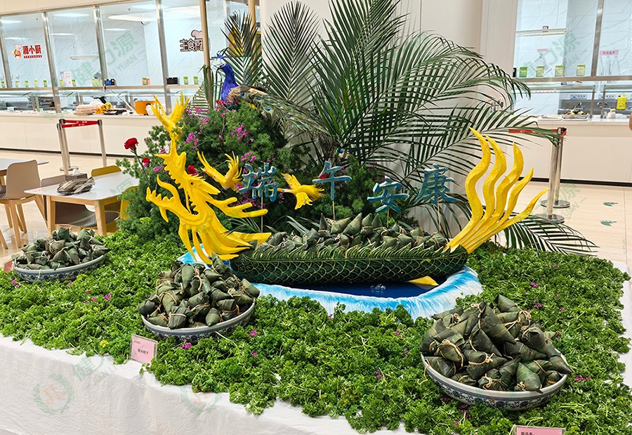 餐厅准备的龙舟瓜雕 (1).jpg