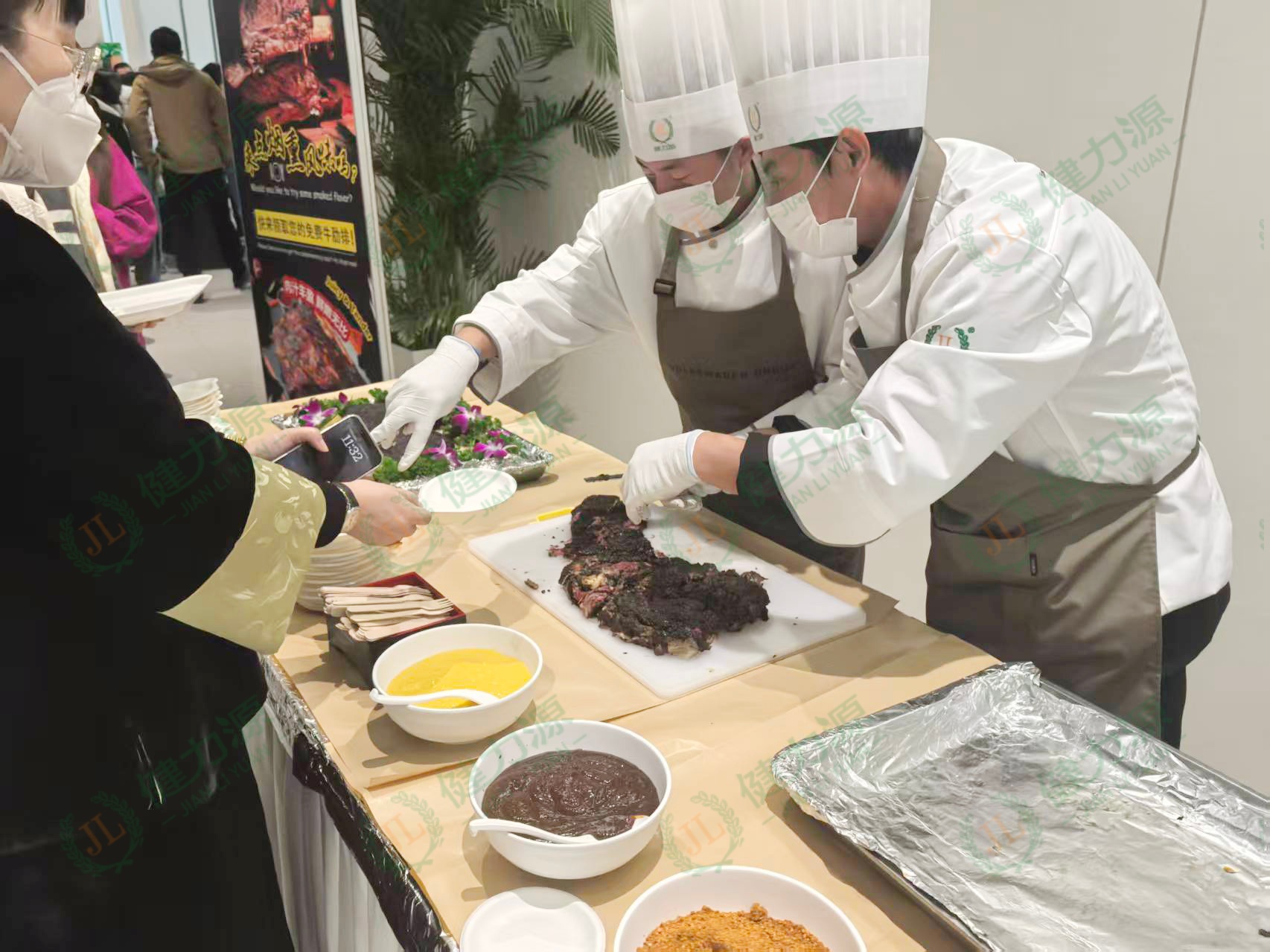 厨师们正在为顾客现切牛排.jpg