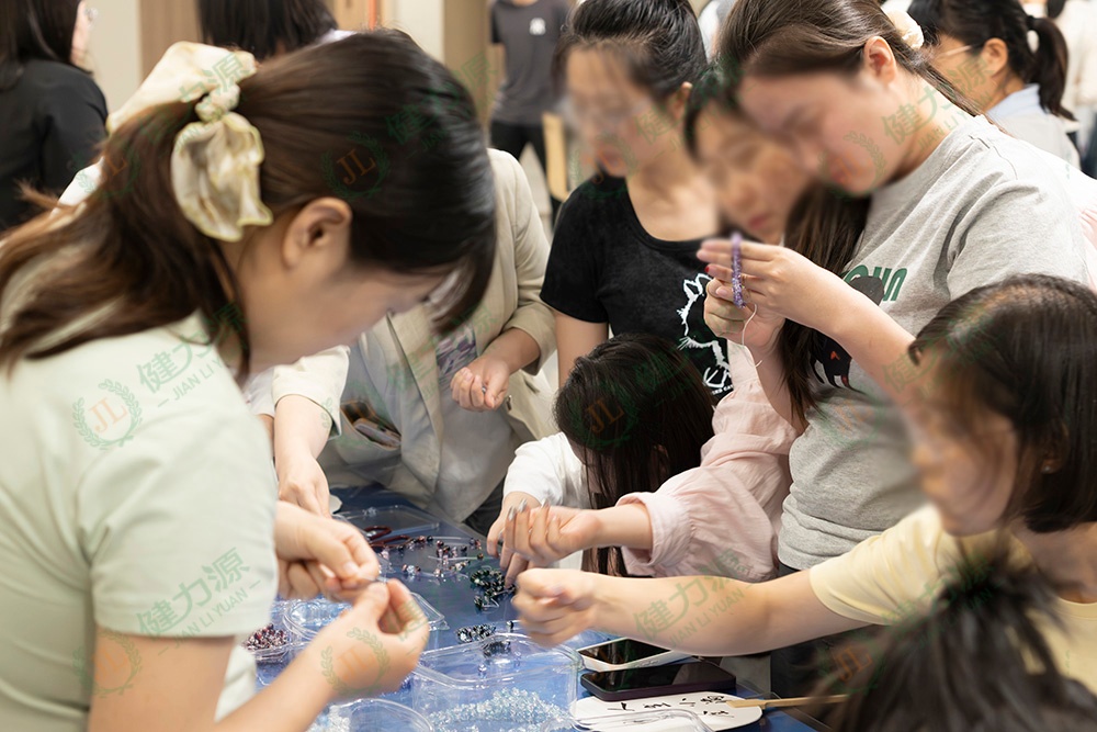 活动现场推出&ldquo;DIY手串&rdquo;活动 (1).jpg