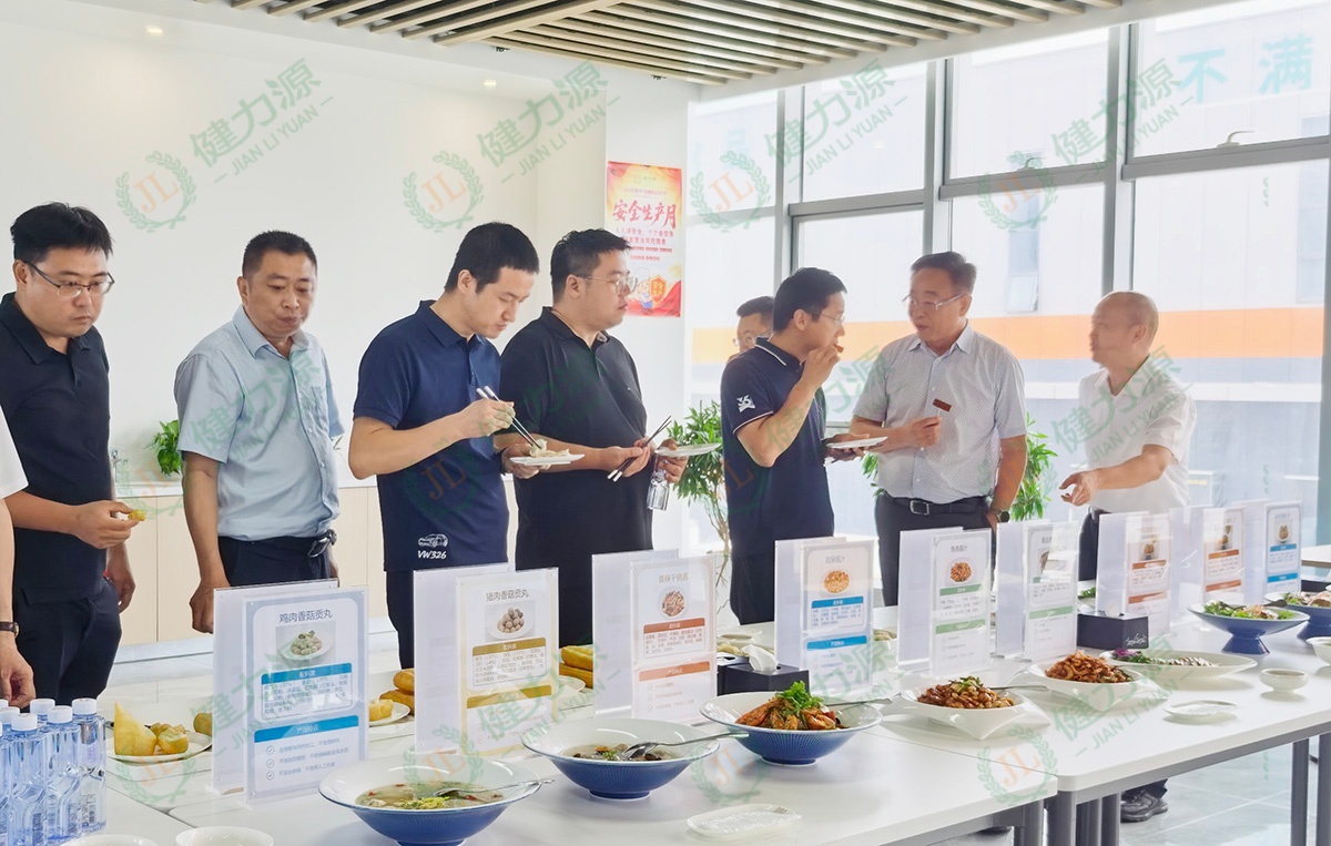 考察团试吃央厨产品 (1).jpg