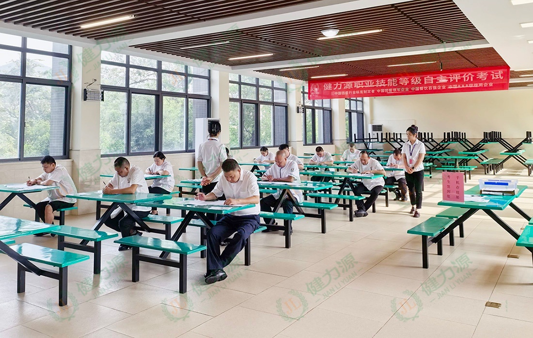 理论考试现场 (1) (1).jpg