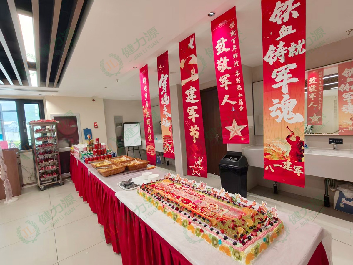 餐厅对就餐环境进行了“热烈”布置 (1).jpg