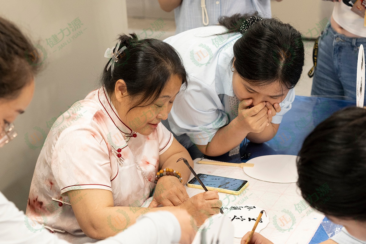 顾客参与画扇子活动 (1).jpg