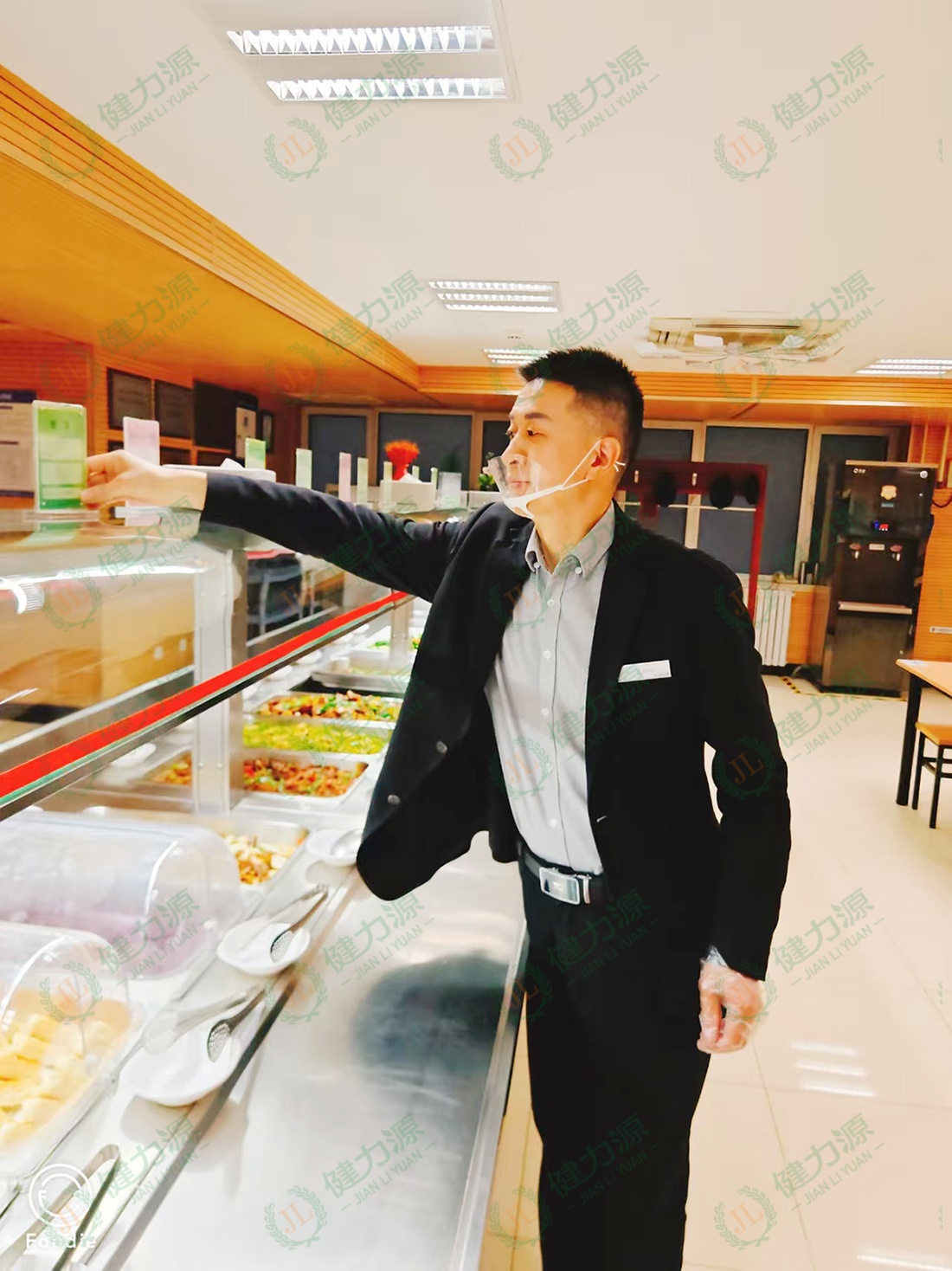 9号院餐厅经理袁明学连续9年守岗 (1).jpg