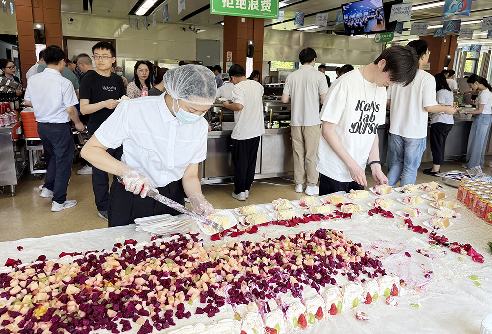 工作人员切大蛋糕,与顾客共享甜蜜.jpg