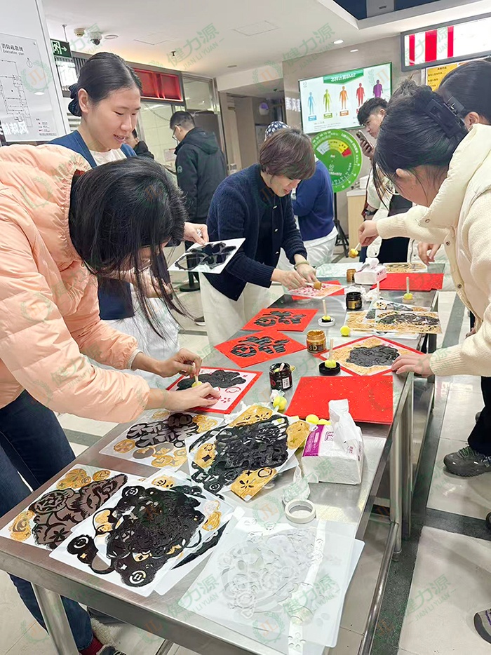 顾客正在拓印 (1).jpg